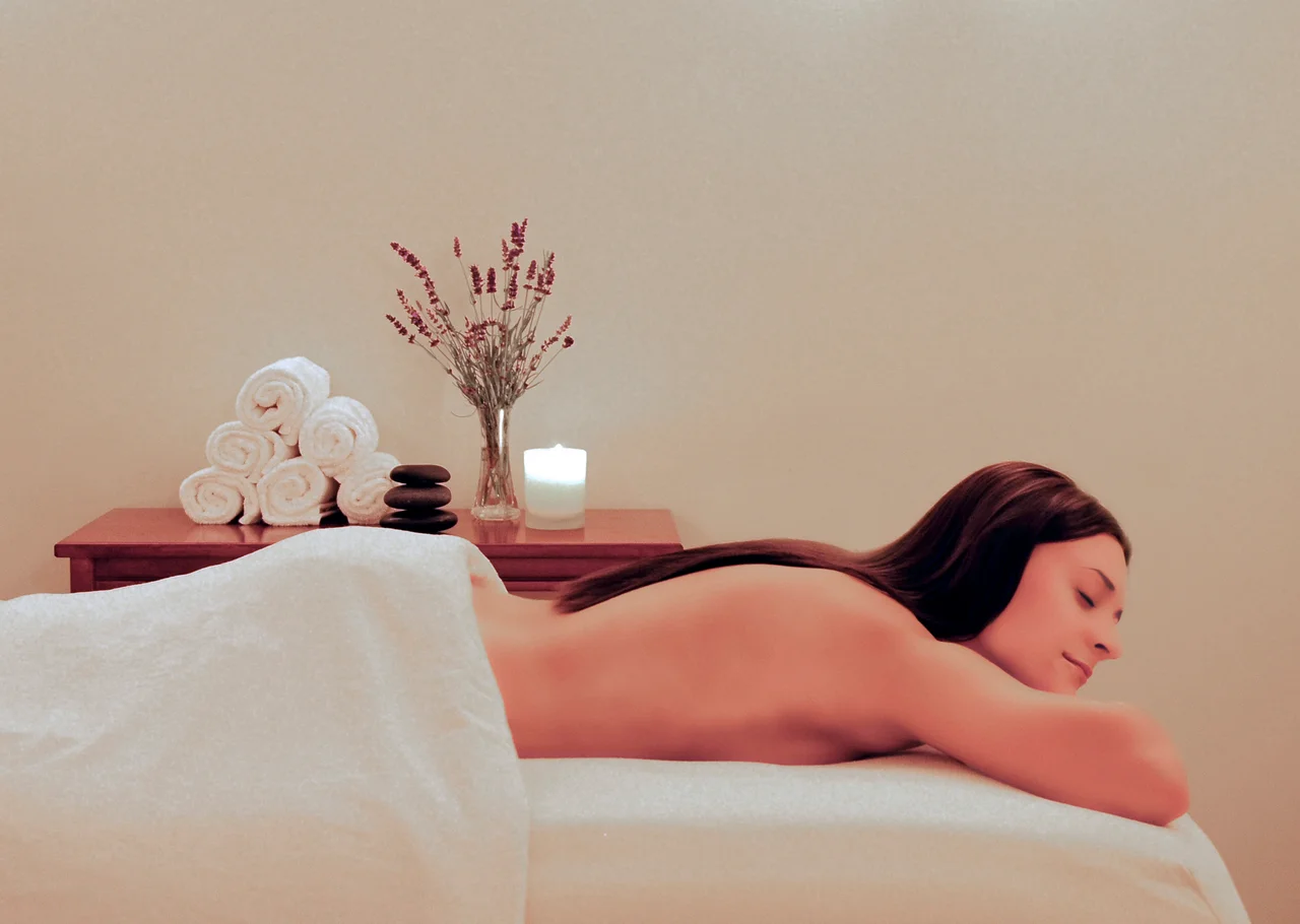 Massanutten spa spa woman receiving hot stone massage 11