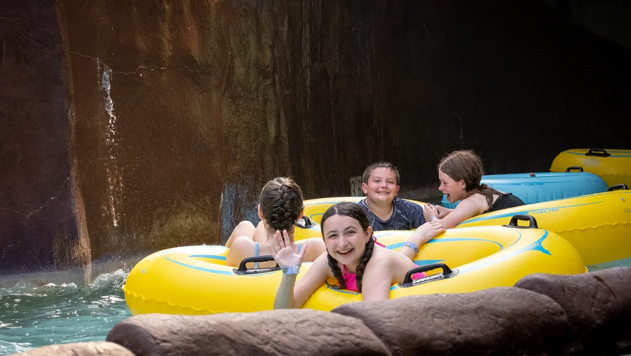 Massanutten indoor waterpark family tube ride 08