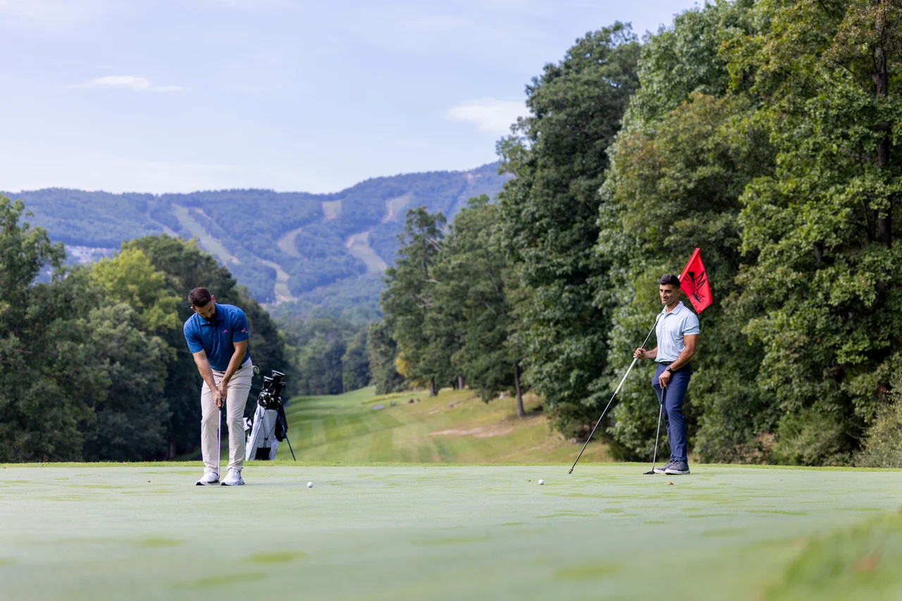 Massanutten mountain greens golfer putting companion red flag mountain