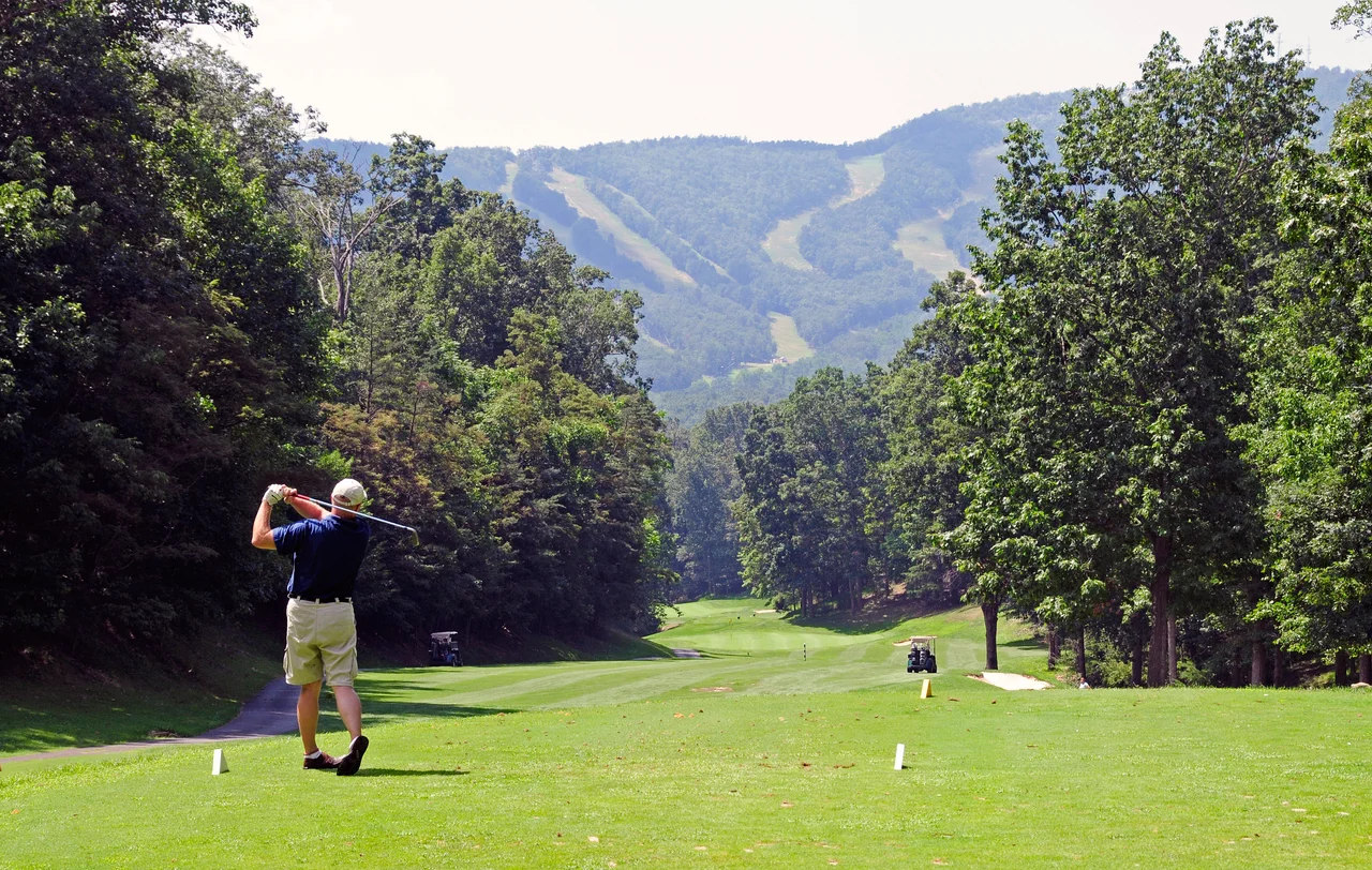 Massanutten mountain greens golfer teeing off mountain view