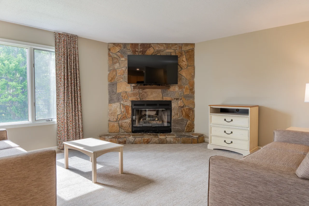 Massanutten eagle trace 327 living room fireplace tv