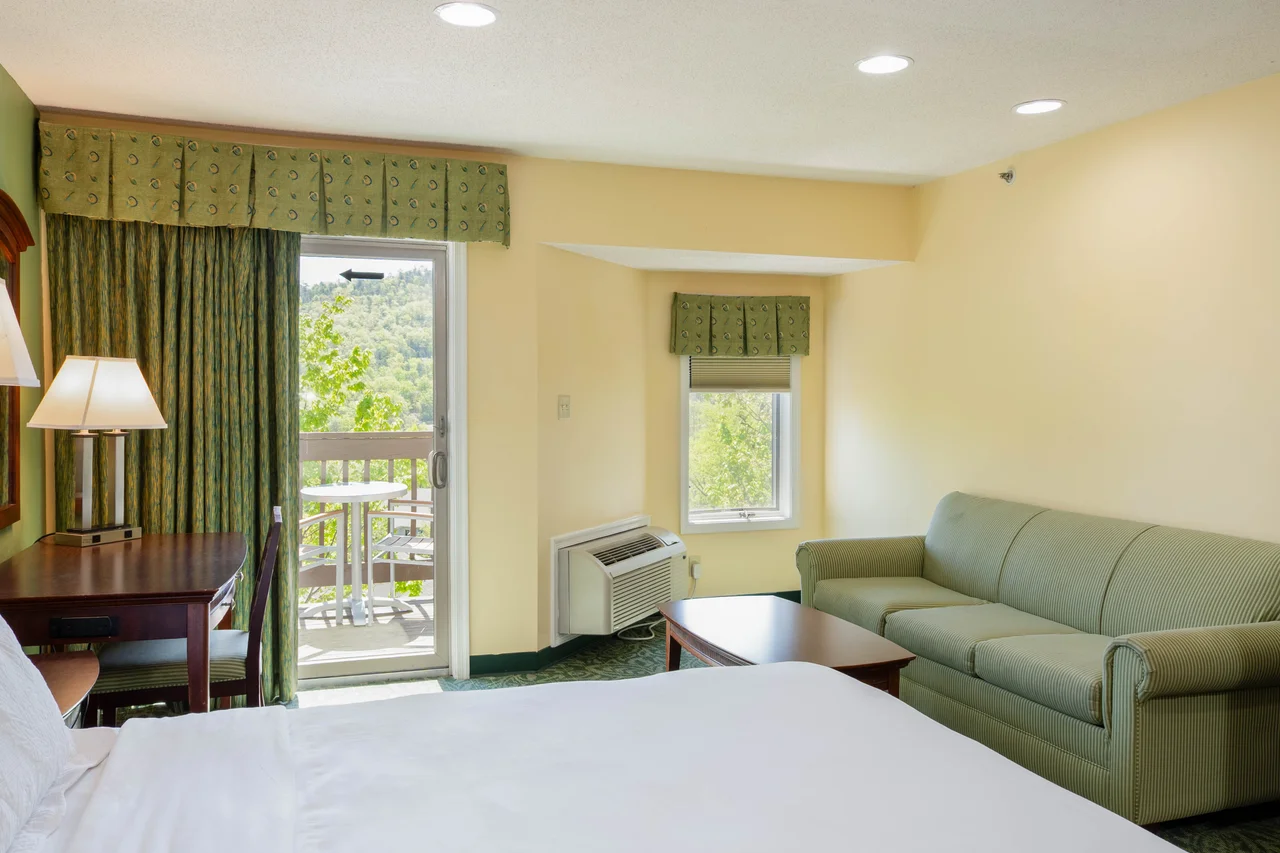 Massanutten hotel 1531 king room balcony view