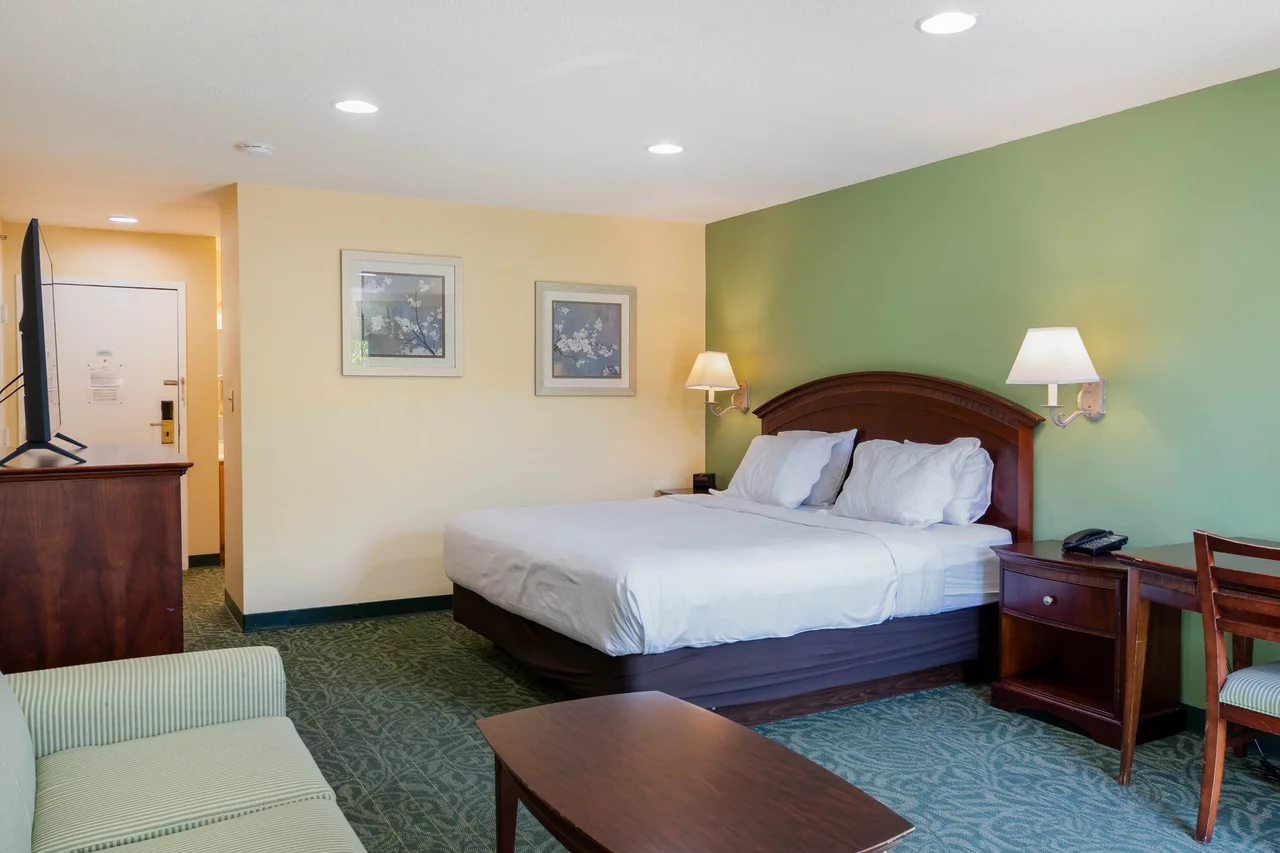 Massanutten hotel 1531 king room seating area