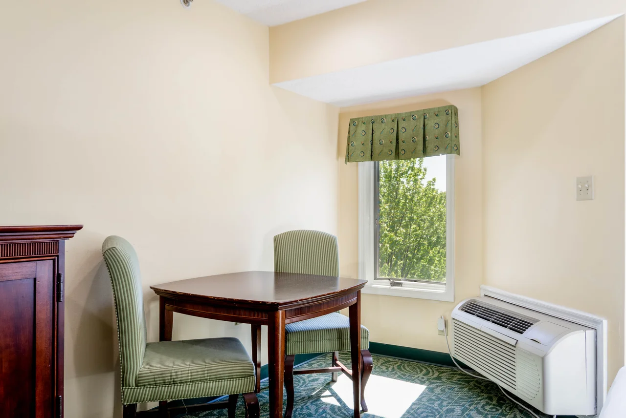 Massanutten hotel 1533 queen room dining table