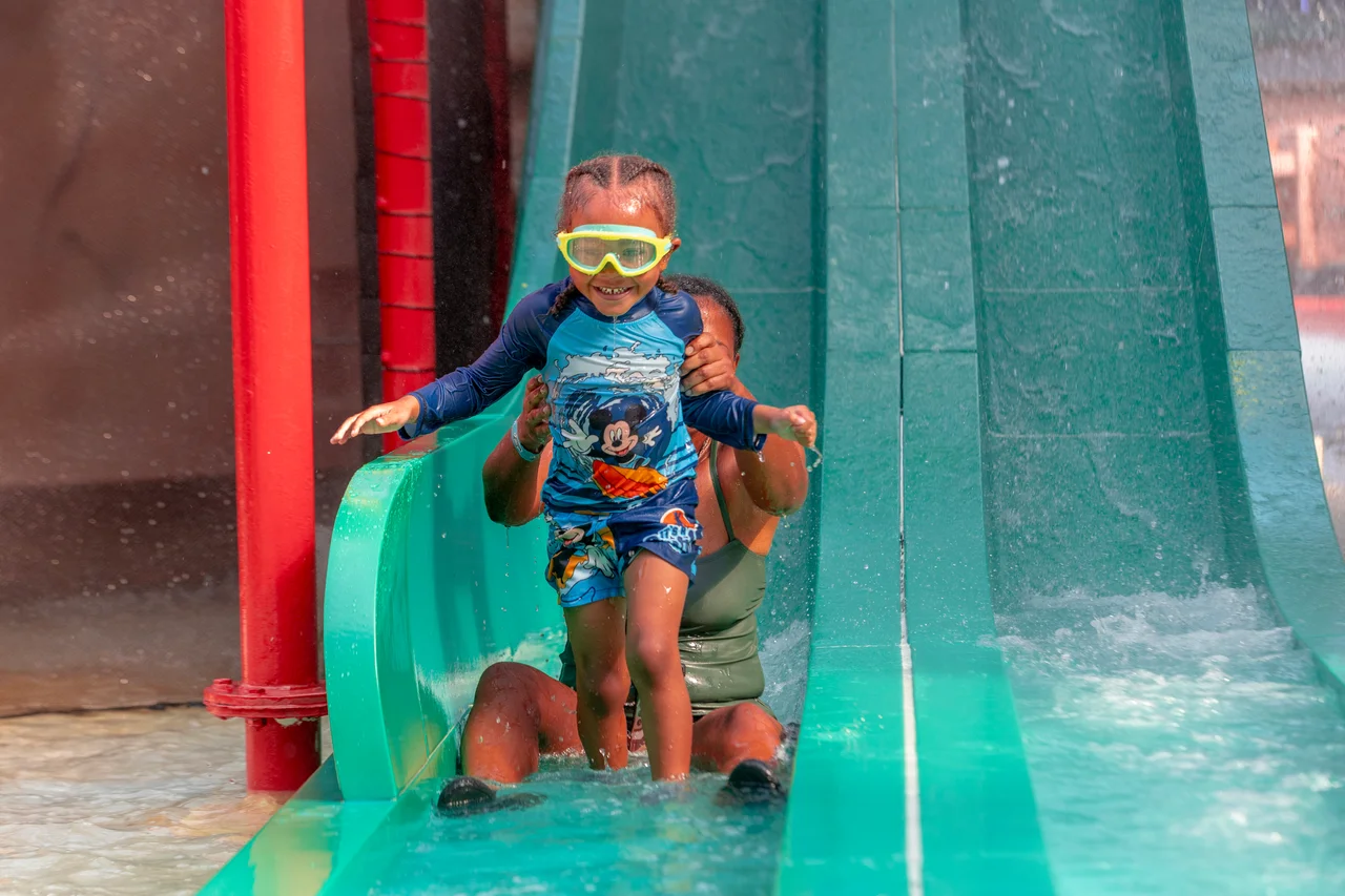 Massanutten indoor waterpark child on slide 02