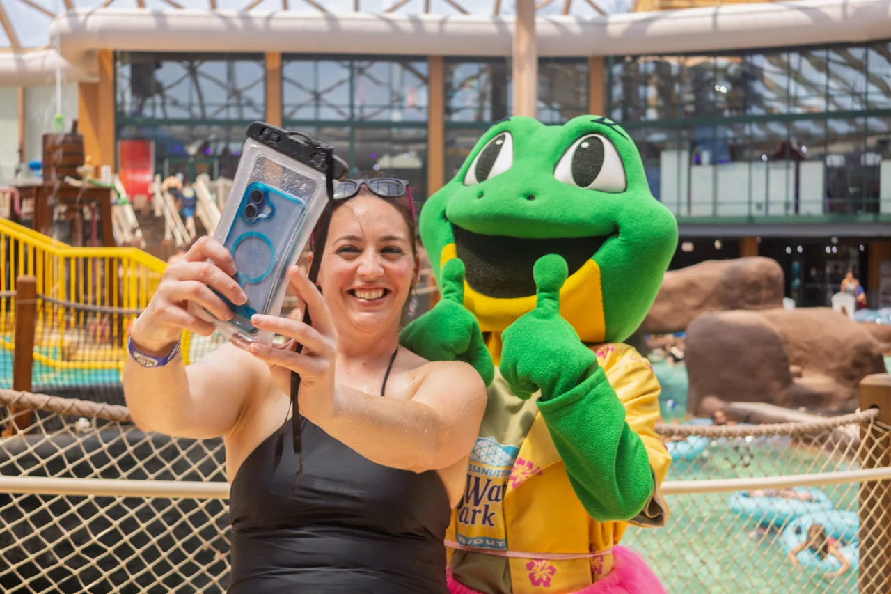 Massanutten indoor waterpark mascot photo 07