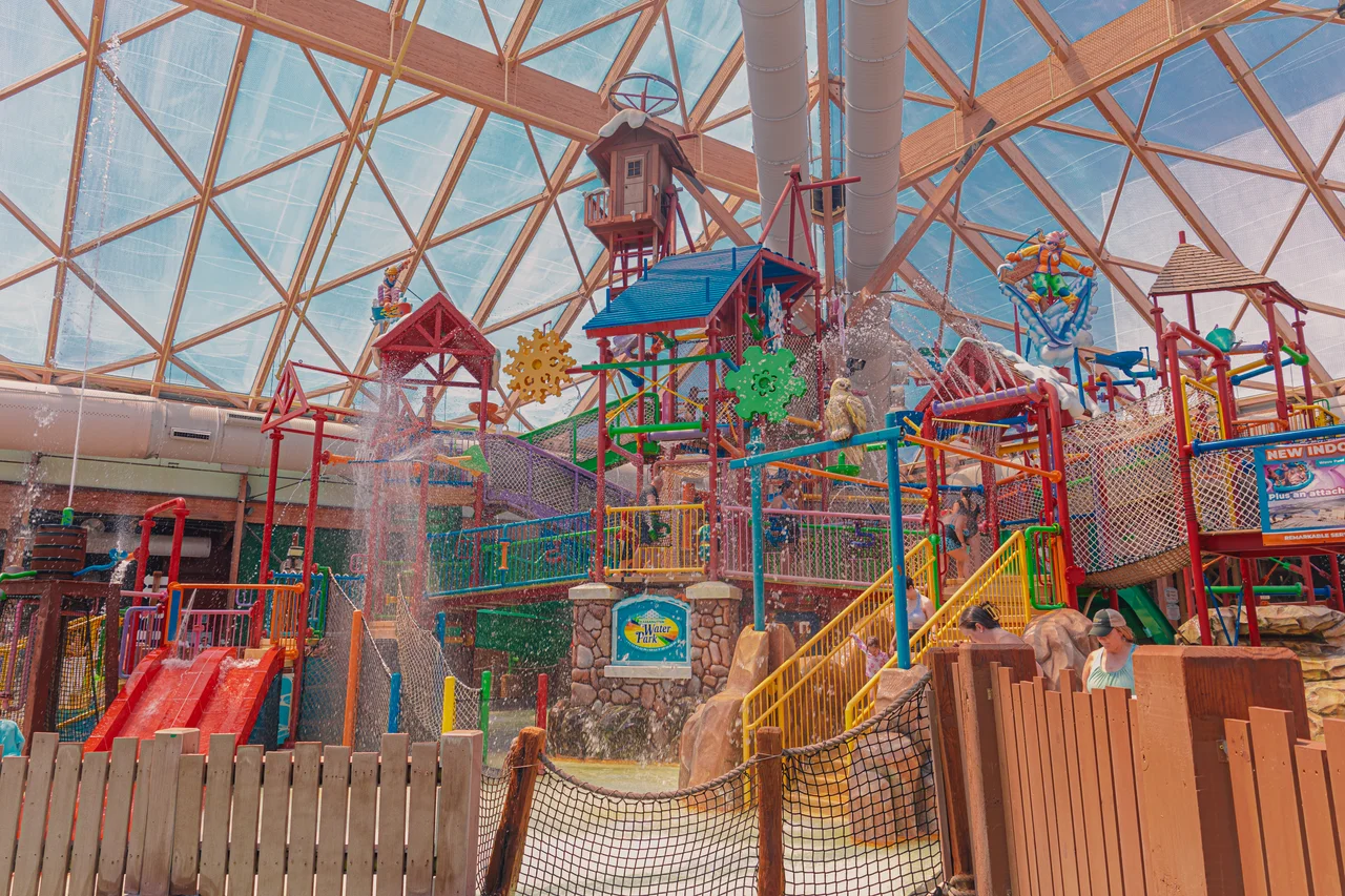 Massanutten indoor waterpark play structure 04