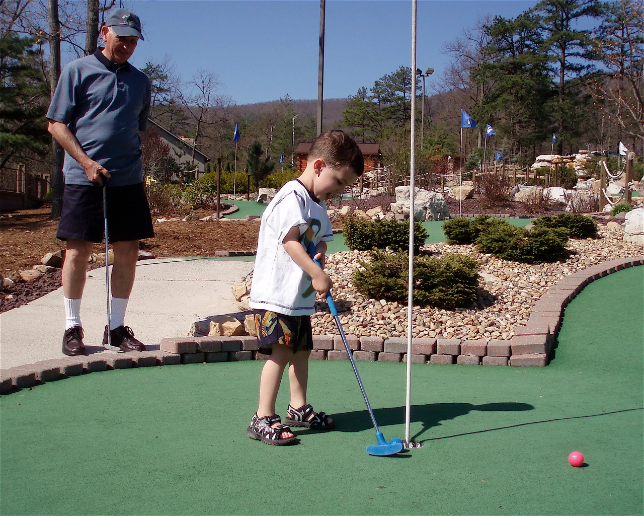 Massanutten mini golf course family putting 01