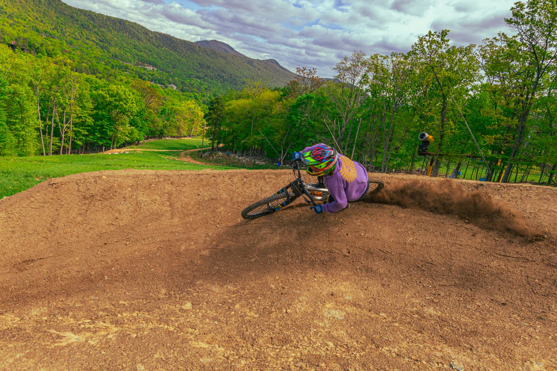 Massanutten mountain biking bike park mountain biker on dusty chairlift trail 08