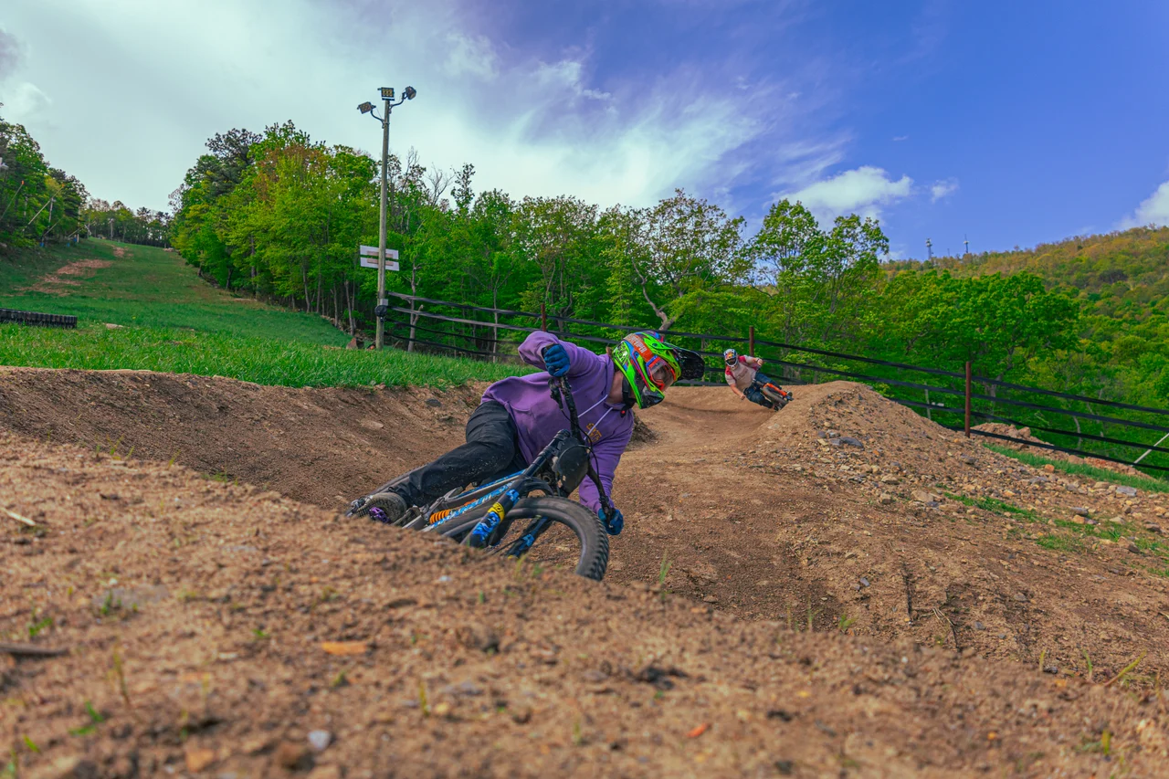 Massanutten mountain biking bike park mountain biker on dusty downhill trail 09