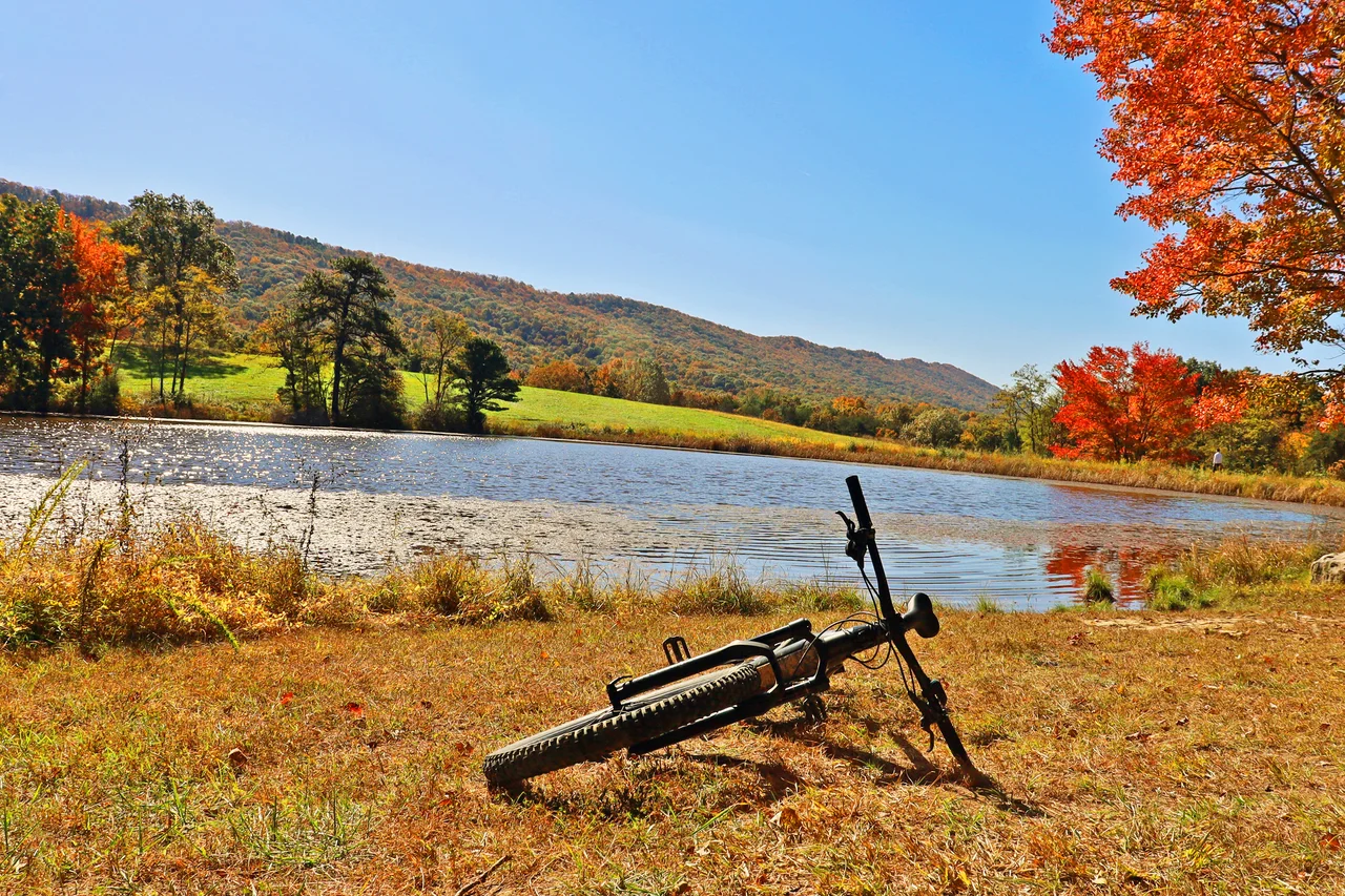 Massanutten mountain biking western slope mountain bike beside lake and mountain 19