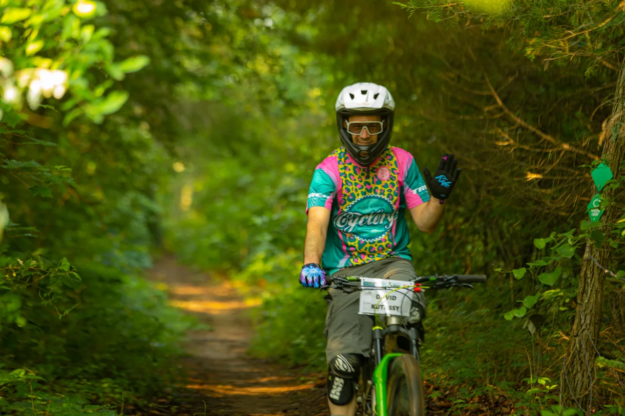 Massanutten mountain biking western slope mountain bikers on wooded singletrack 08