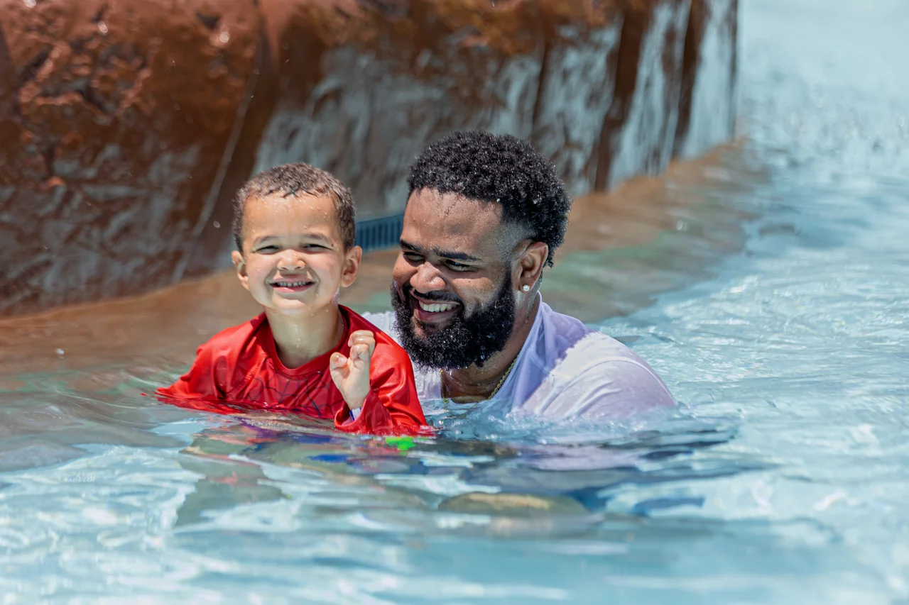Massanutten outdoor waterpark child splashing in pool 12