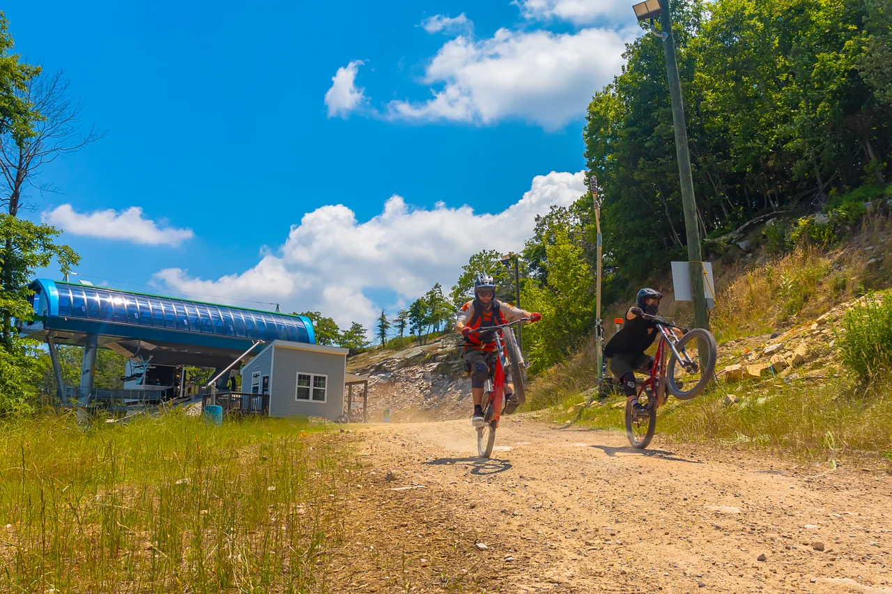 Massanutten scenic chairlift spring summer mountain bikers at chairlift 03
