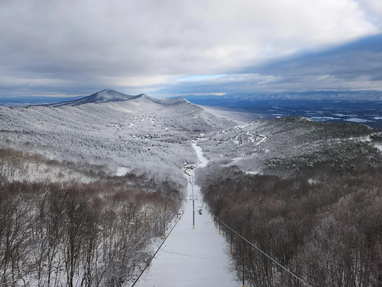 Massanutten scenic winter snowy ski trail mountain 02