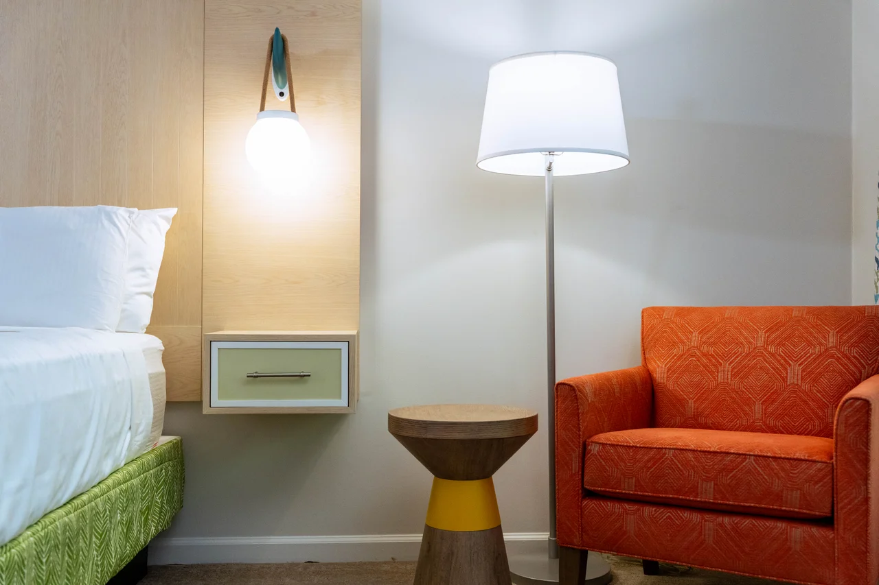 Massanutten shenandoah h2o waterpark themed bedroom orange chair lamps 051