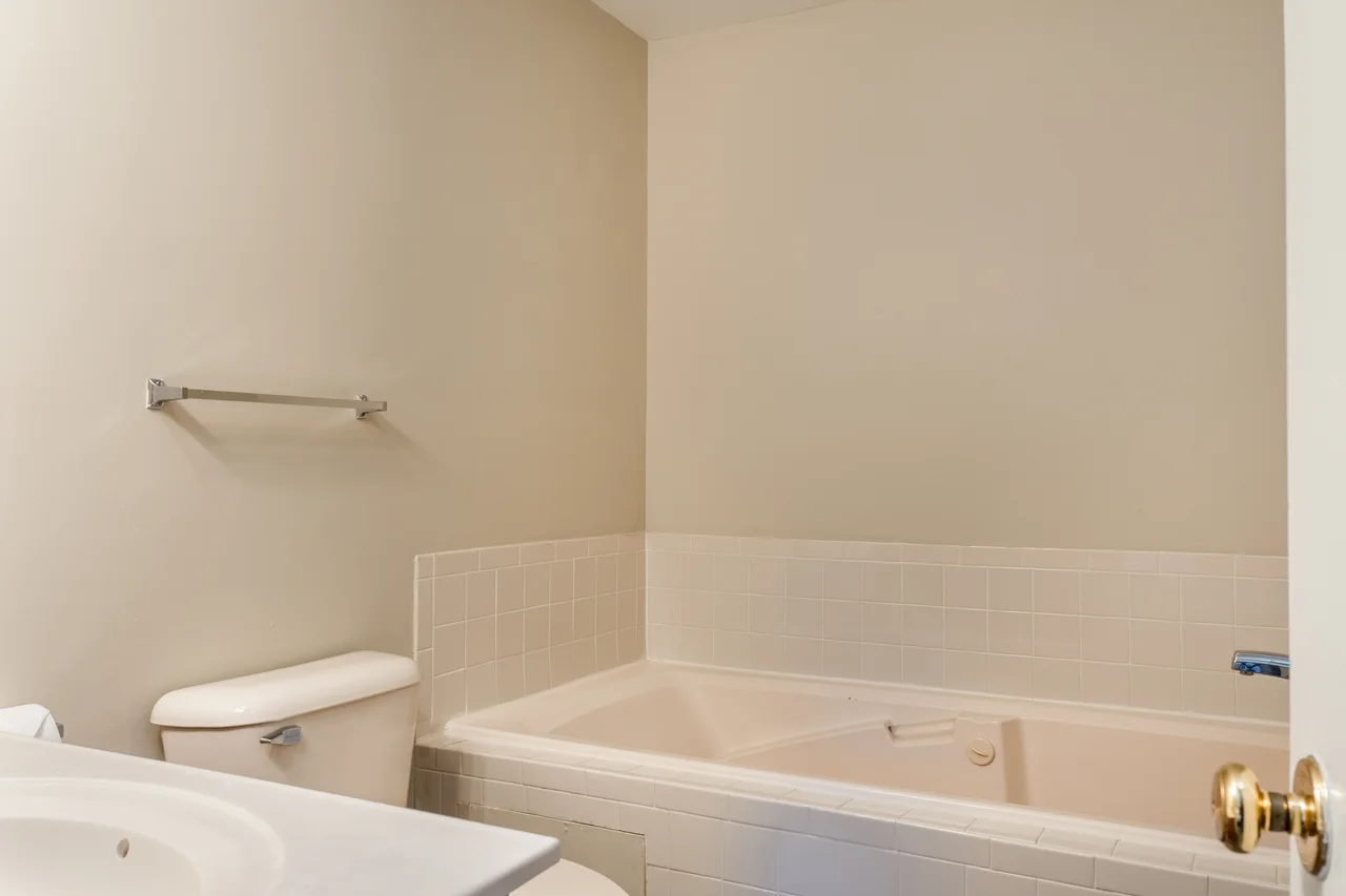 Massanutten shenandoah villas 9a villa bathroom jetted tub vanity 12