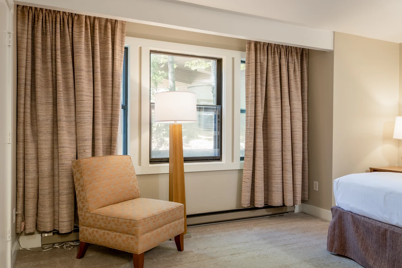 Massanutten shenandoah villas 9a villa bedroom chair windows 09
