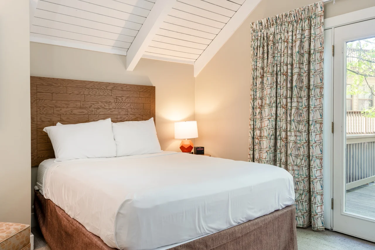 Massanutten shenandoah villas 9a villa king bedroom balcony door 13