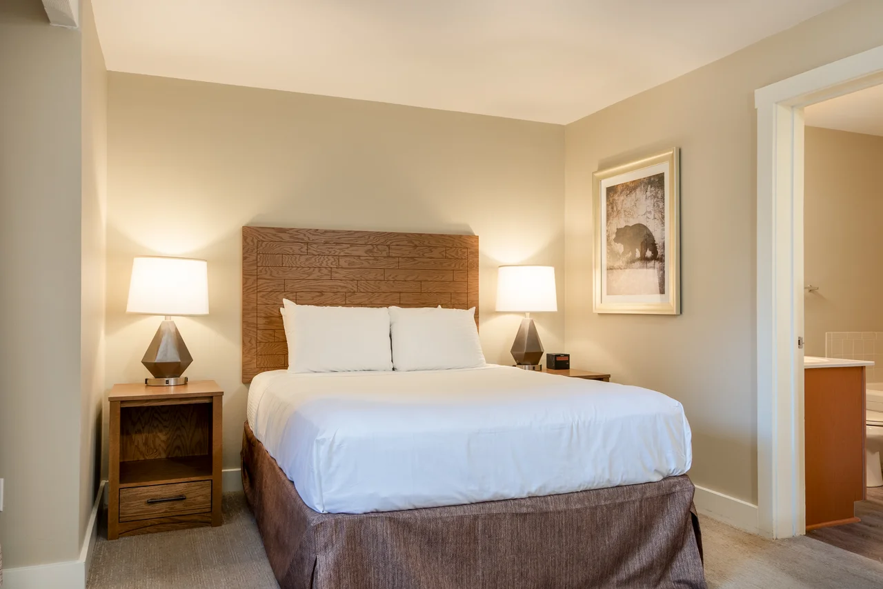 Massanutten shenandoah villas 9a villa king bedroom bedside lamps 10