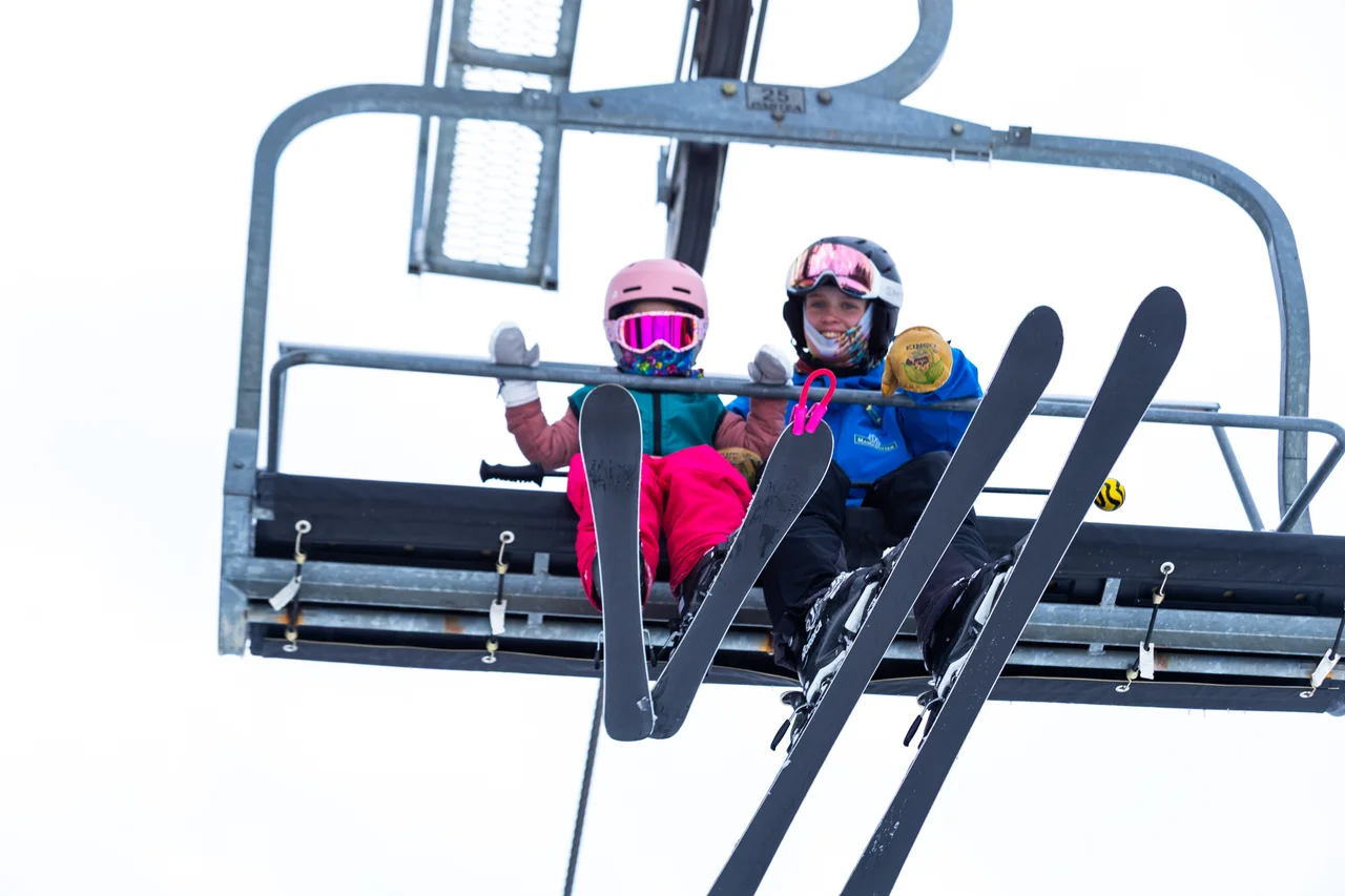 Massanutten ski area lessons children riding ski chairlift 08