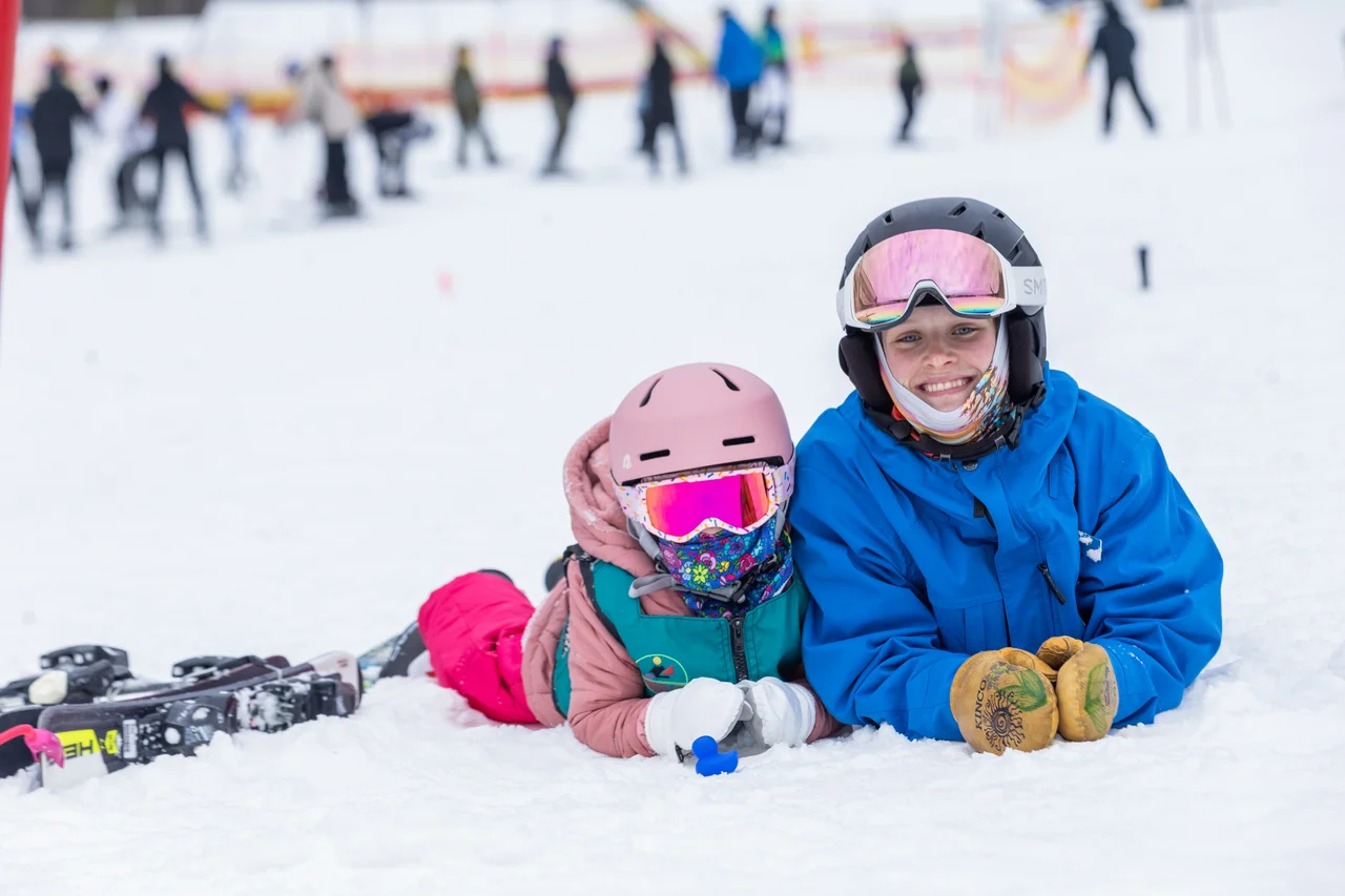 Massanutten ski area lessons ski instructor and child resting 09