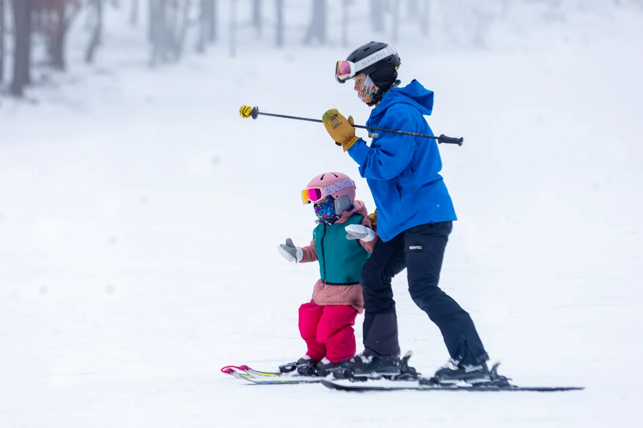 Massanutten ski area lessons ski instructor teaching child on snow 06