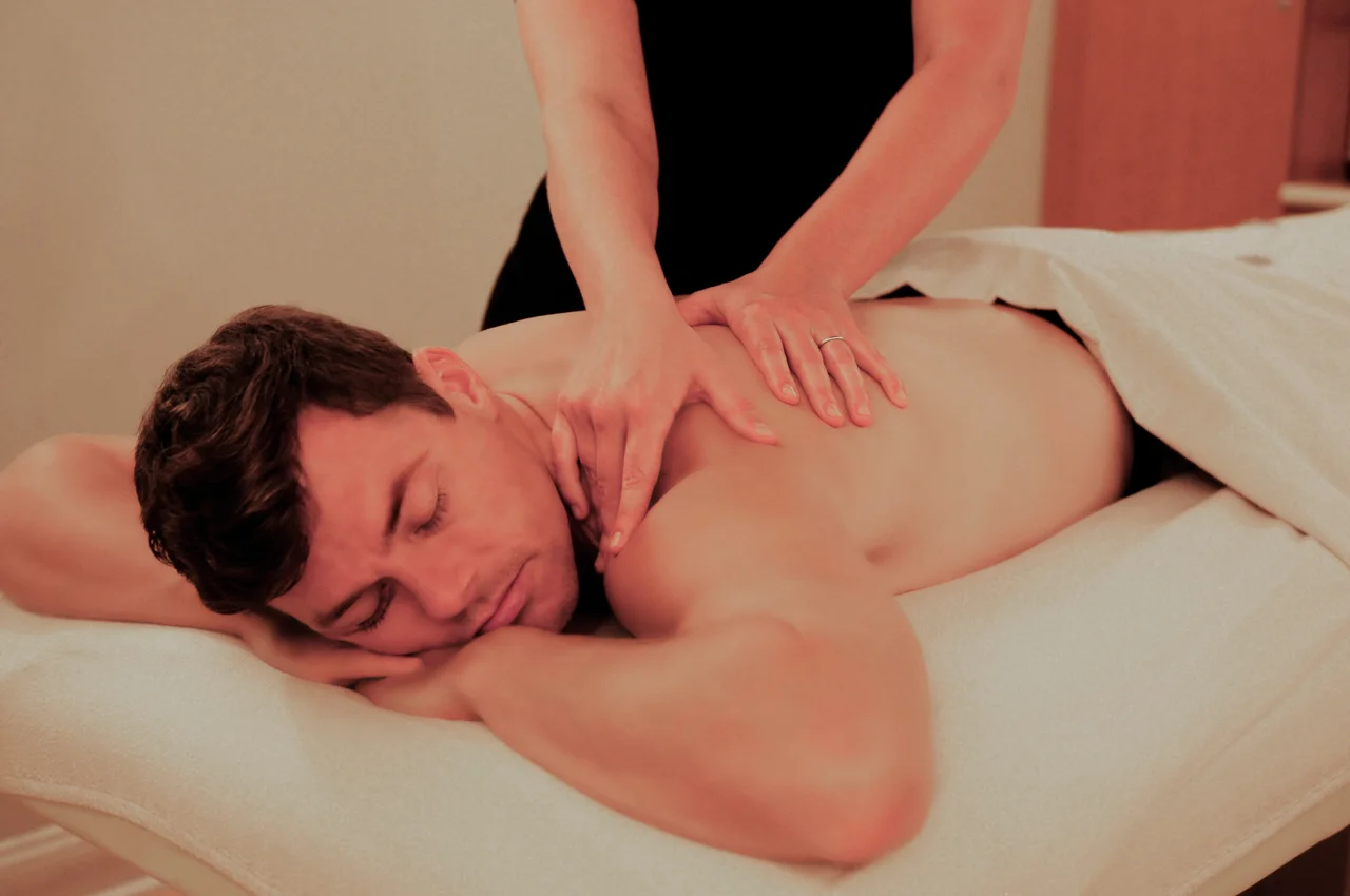 Massanutten spa spa man receiving back massage 13