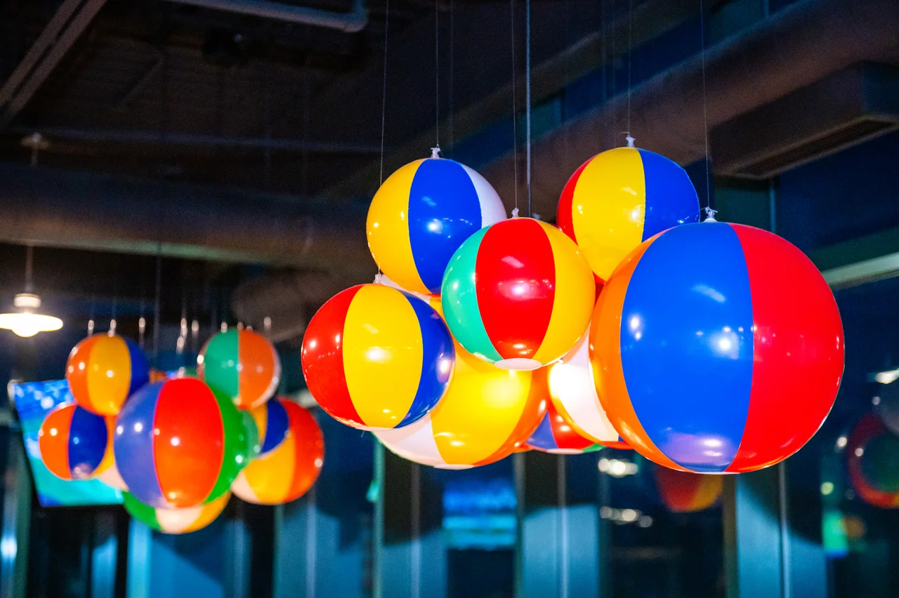 Massanutten splashs bar grill beach ball lights