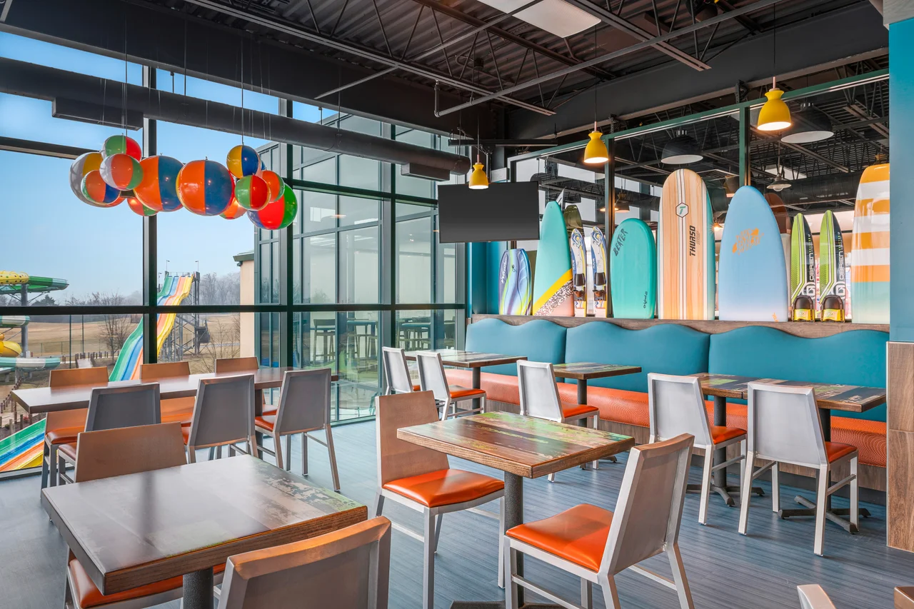 Massanutten splashs bar grill seating and waterpark view