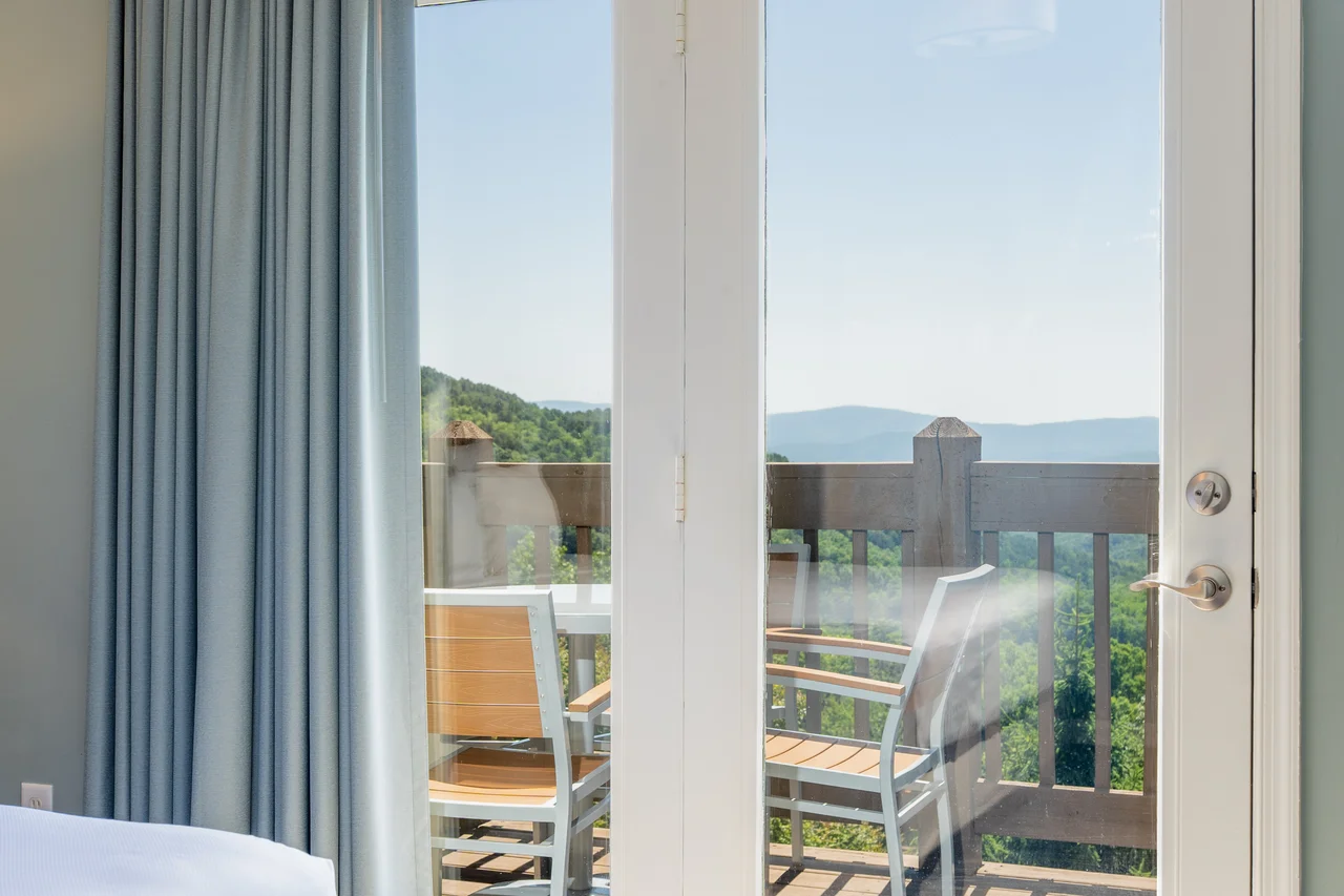 Massanutten summit 459u king bedroom balcony and blue ridge view 06