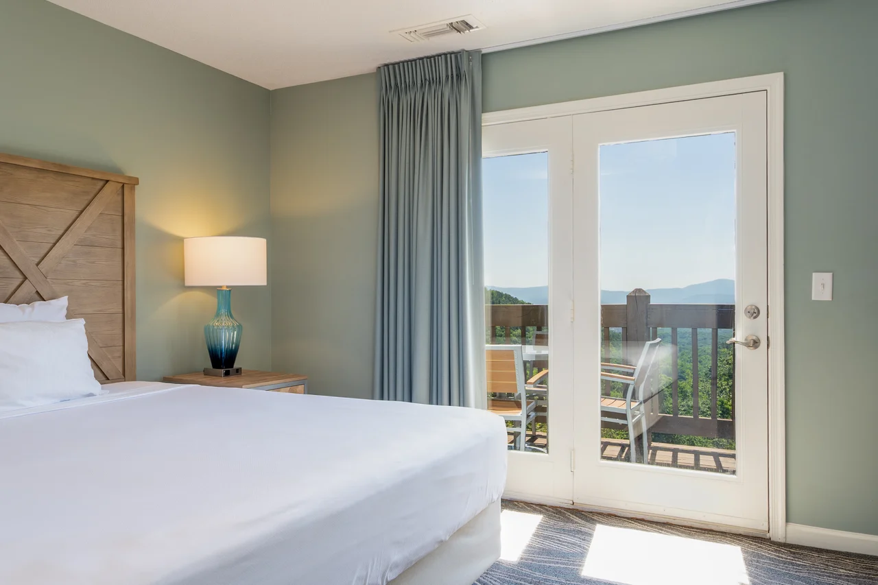 Massanutten summit 459u king bedroom with balcony mountain view 02