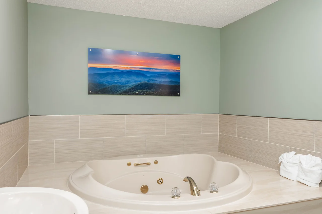 Massanutten woodstone luxury 258p jetted bathtub and mountain art 22