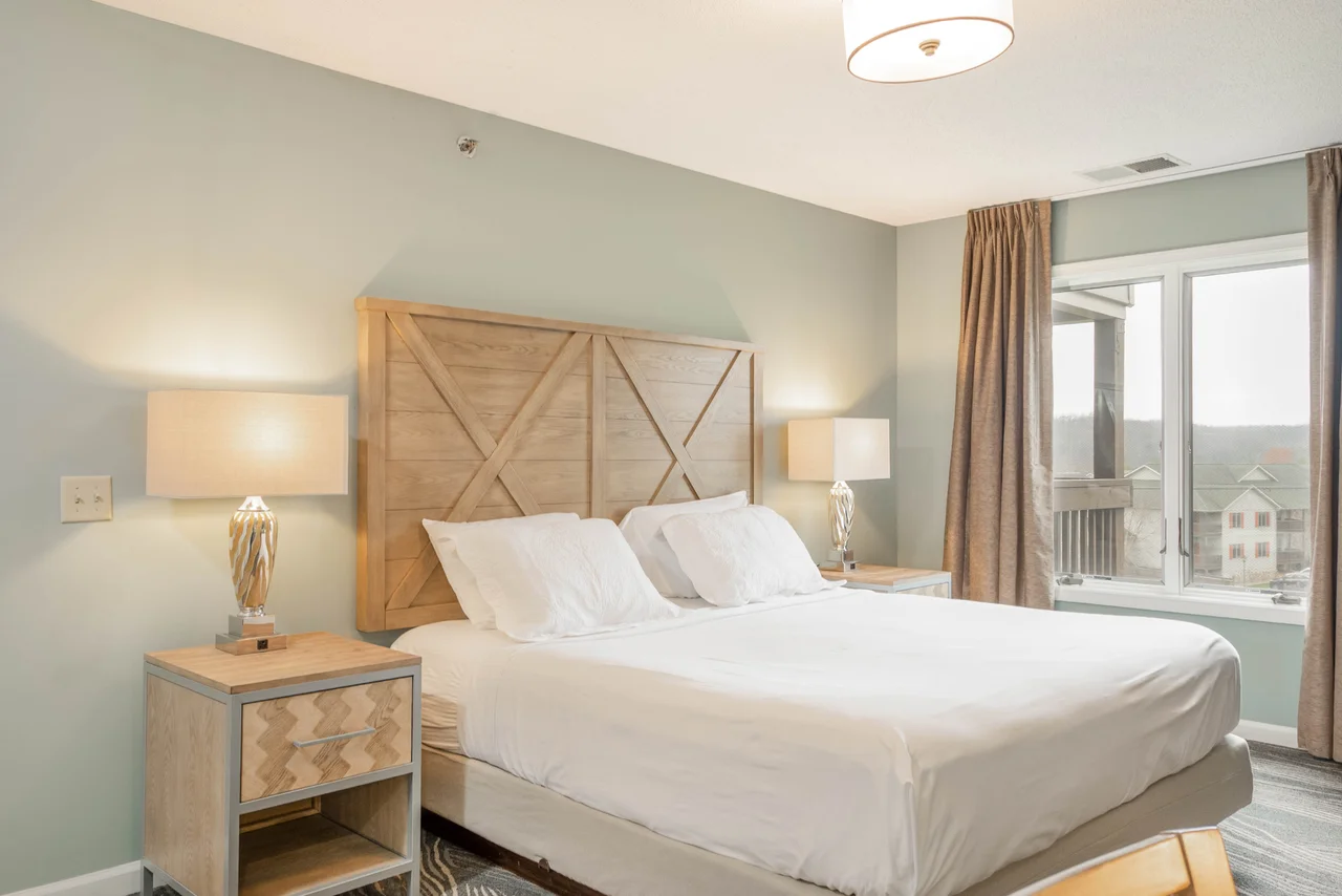 Massanutten woodstone luxury 258p king bedroom and mountain view 16