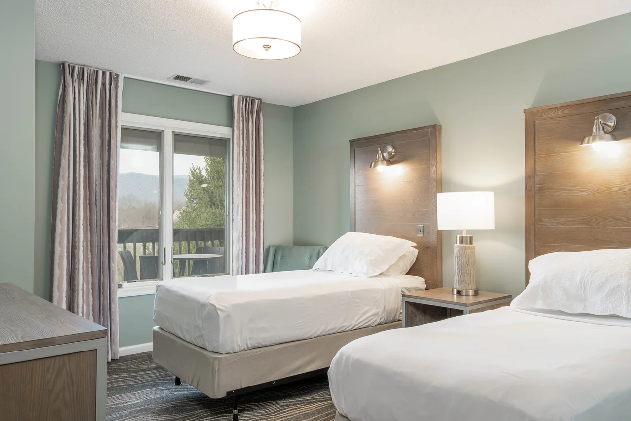Massanutten woodstone luxury 258p twin bedroom and balcony view 14