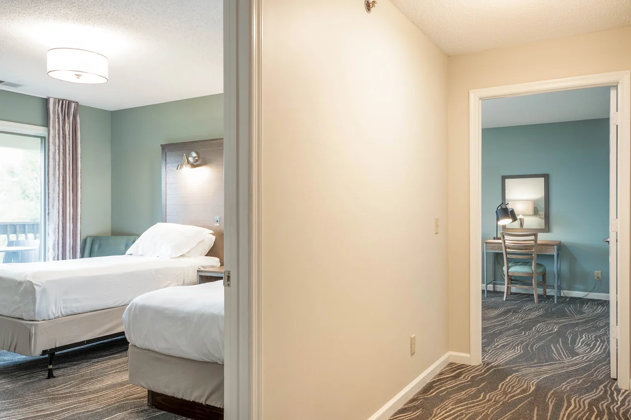 Massanutten woodstone luxury 258p twin bedroom and hallway 12