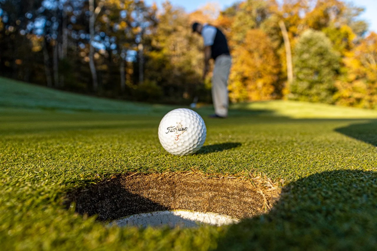 Massanutten woodstone meadows fall golf ball on green